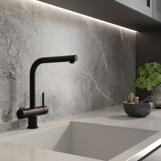 Смеситель для кухни под фильтр с выдвижной лейкой Wasserkraft A8967 черный Soft-touch